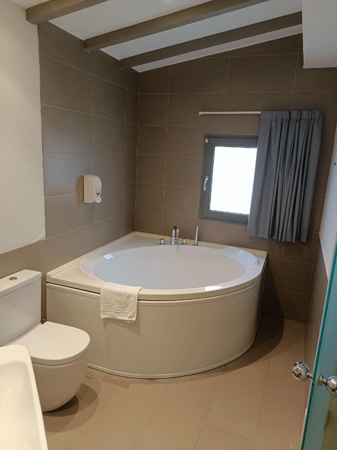 Hotel Ardigales 11 Castro Urdiales Esterno foto